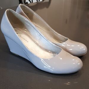 CL by Laundry Grayish Nude Glossy 10M Wedges